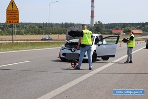 Policjanci pracują na miejscu wypadku drogowego