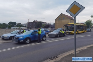 Policjanci i funkcjonariusz SOK wspólnie prowadza działania przy przejściu dla pieszych