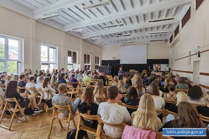 Policjantka na prelekcji w szkole