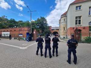 Policjanci stoją przed dworcem głównym we Wrocławiu