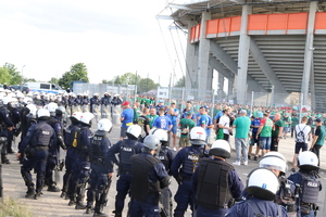 Kibice Śląska Wrocław wchodzą na stadion w asyście policjantów