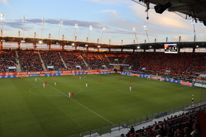 Na zdjęciu widać lubiński stadion podczas rozgrywanego meczu