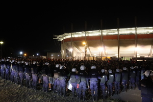 Kibice Śląska Wrocław opuszczają stadion przy asyście policjantów