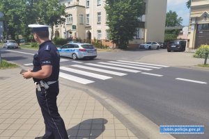 Policjant przy przejściu dla pieszych