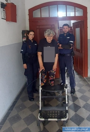 Policjanci pomogli zagubionej seniorce wrócić do domu.