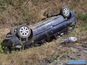 Wypadek na S3. Dachowało auto, którym podróżowała siedmioosobowa rodzina. Pięć osób trafiło do szpitala. Kierowcy! Noga z gazu!