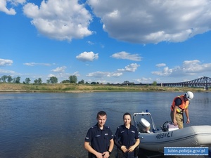 Policjanci przed wypłynięciem na Odrę