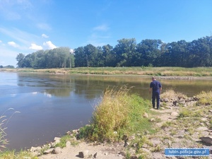 Policjanci sprawdzają sytuację na Odrze