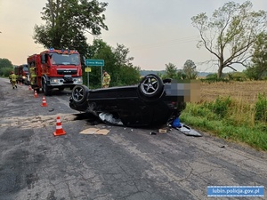 Auto leży na jezdni przewrócone na dach