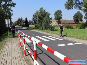 Policjanci sprawdzają oznakowania okolic szkół