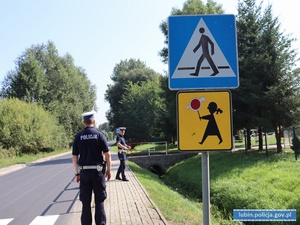 Droga do szkoły musi być bezpieczna - lubińscy policjanci sprawdzają stan oznakowania tuż przed pierwszym dzwonkiem.