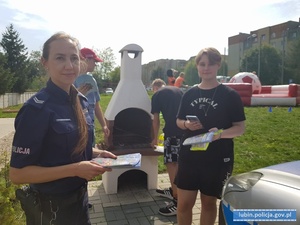 Policjantka na pikniku z dziećmi