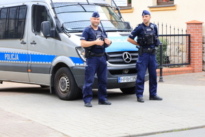 Policjanci przy radiowozie