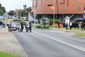 Policjanci przy motocyklach