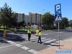 Policjantki zatrzymują ruch przed przejściem dla pieszych dla dzieci