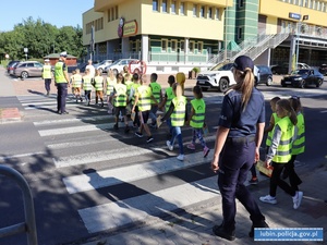 Dzieci i policjantki na przejściu dla pieszych