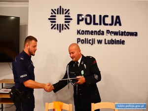 Policjant odbiera podziękowania od Prezesa Ochotniczej Straży Pożarnej