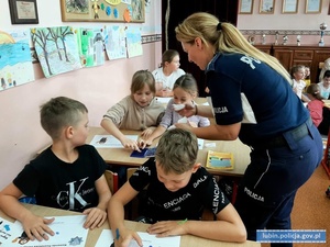 Policjantka na spotkaniu z dziećmi