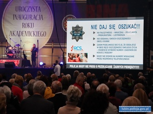 Policjantka na scenie podczas spotkania w Regionalnym Centrum Sportowym w Lubinie