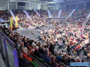 Hala widowiskowo-sportowa Regionalnego Centrum Sportowego w Lubinie ze zgromadzonymi goścmi