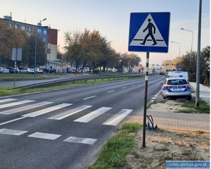 Kierowca osobówki potrącił pieszego na pasach. Policjanci apelują o ostrożność.