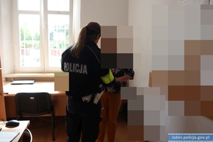 Policjantka ruchu drogowego z zatrzymaną kobietą