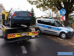 Kolizja, rozbity pojazd na lawacie