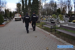 Policjanci patrolują teren cmentarza