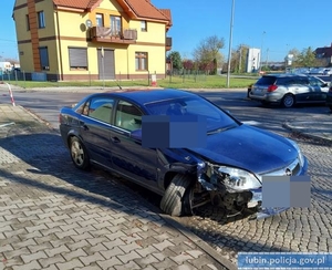 Porzucony, uszkodzony samochód osobowy marki Opel