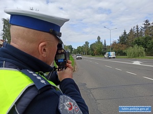 Policjant na drodze z ręcznym radarem