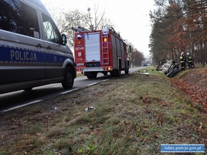 Auto w rowie, radiowóz i wóz strażacki na poboczu drogi