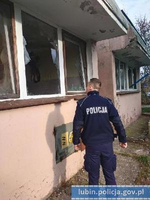 Policjant sprawdza miejsca, gdzie mogą przebywać osoby bezdomne