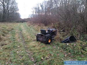 Kosiarka porzucona na polnej drodze