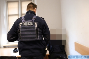 Policjant z zatrzymanym męzczyzną