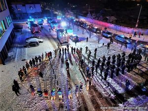 "Paczki dla dzieciaka na święta od strażaka" – policjanci wraz ze strażakami zorganizowali niespodziankę dla dzieci z „Przylądka Nadziei” we Wrocławiu