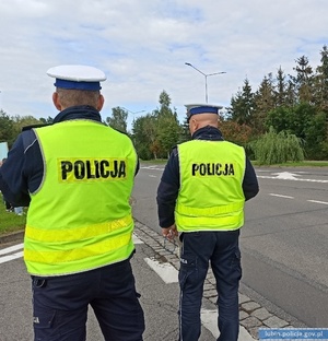 Policjanci ruchu drogowego przy drodze