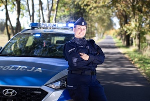 Policjantka przy radiowozie