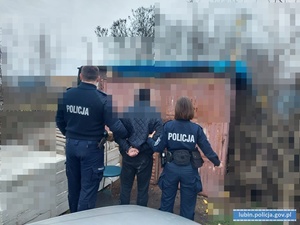 Policjanci z zatrzymanym mężczyzną