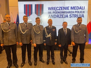 Zdjęcie grupowe wyróżnionych policjantów z Ministrem i Komendantem Głównym Policji