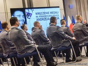 Policjanci podczas wręczenia medali