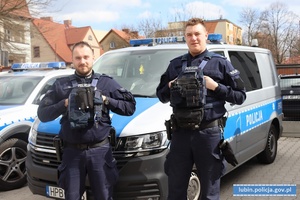 Policjanci przy radiowozach