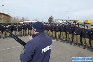 Policjant rozmawia z młodzieżą z klasy mundurowej