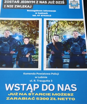 Plakat promujący zawód policjanta, na którym stoi policjant na tle radiowozu i po bokach policjantki