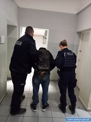 Policjanci z zatrzymanym mężczyzną