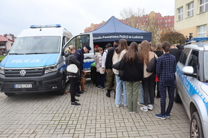 Policjanci na targach pracy