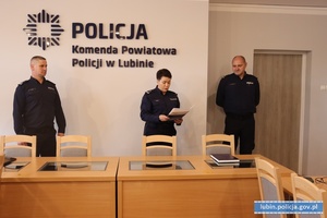 Pani Komendant z Zastępcami na odprawie służbowej dziękuje policjantom za uratowanie ludzkiego życia