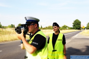 Policjanci w trakcie pomiaru prędkości kierujących pojazdami