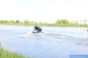 Policjanci płyną łodzią po Odrze