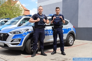 Policjanci przy radiowozie