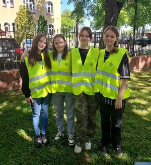 Uczennice biorące udział w światowym dniu bez papierosów